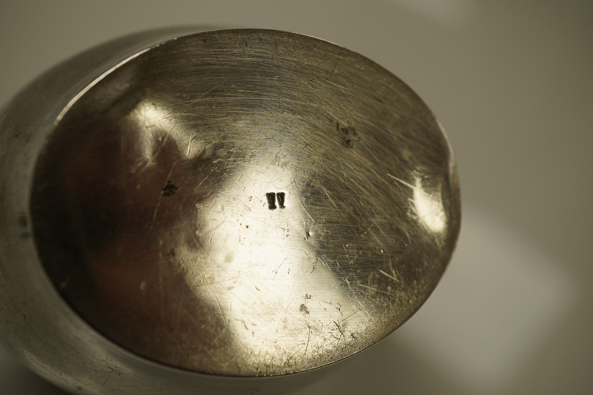 An Edwardian silver cream jug and sugar bowl, Nathan & Hayes, Chester, 1906?, 6.4oz. Condition - poor to fair